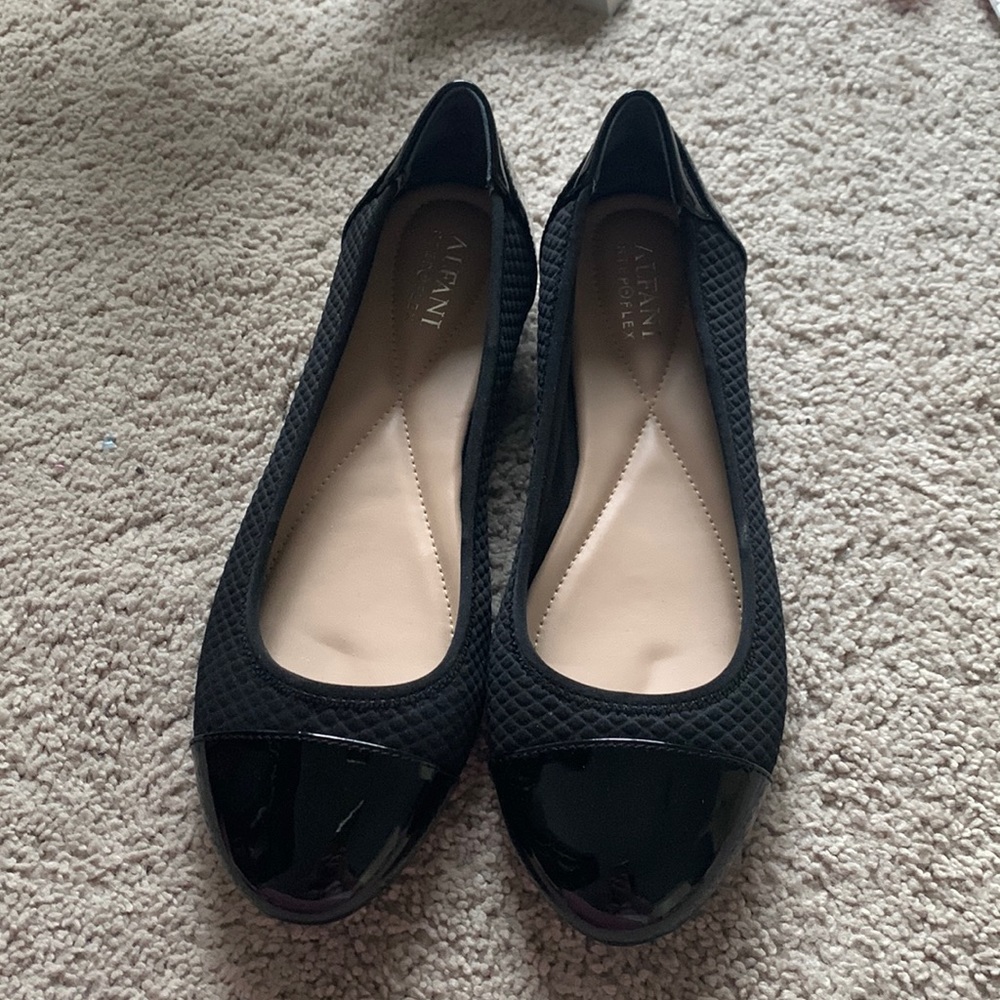 Never worn Alfani Step Flex Flats